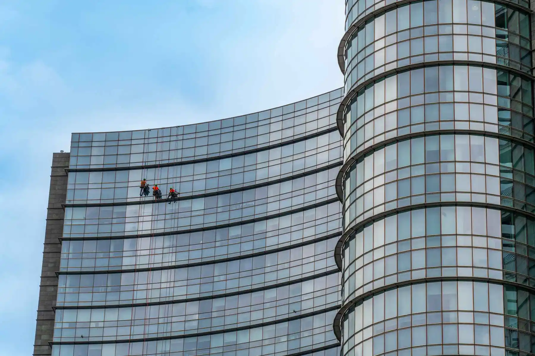 Operario de Grupo Record realizando limpieza de vidrios en altura