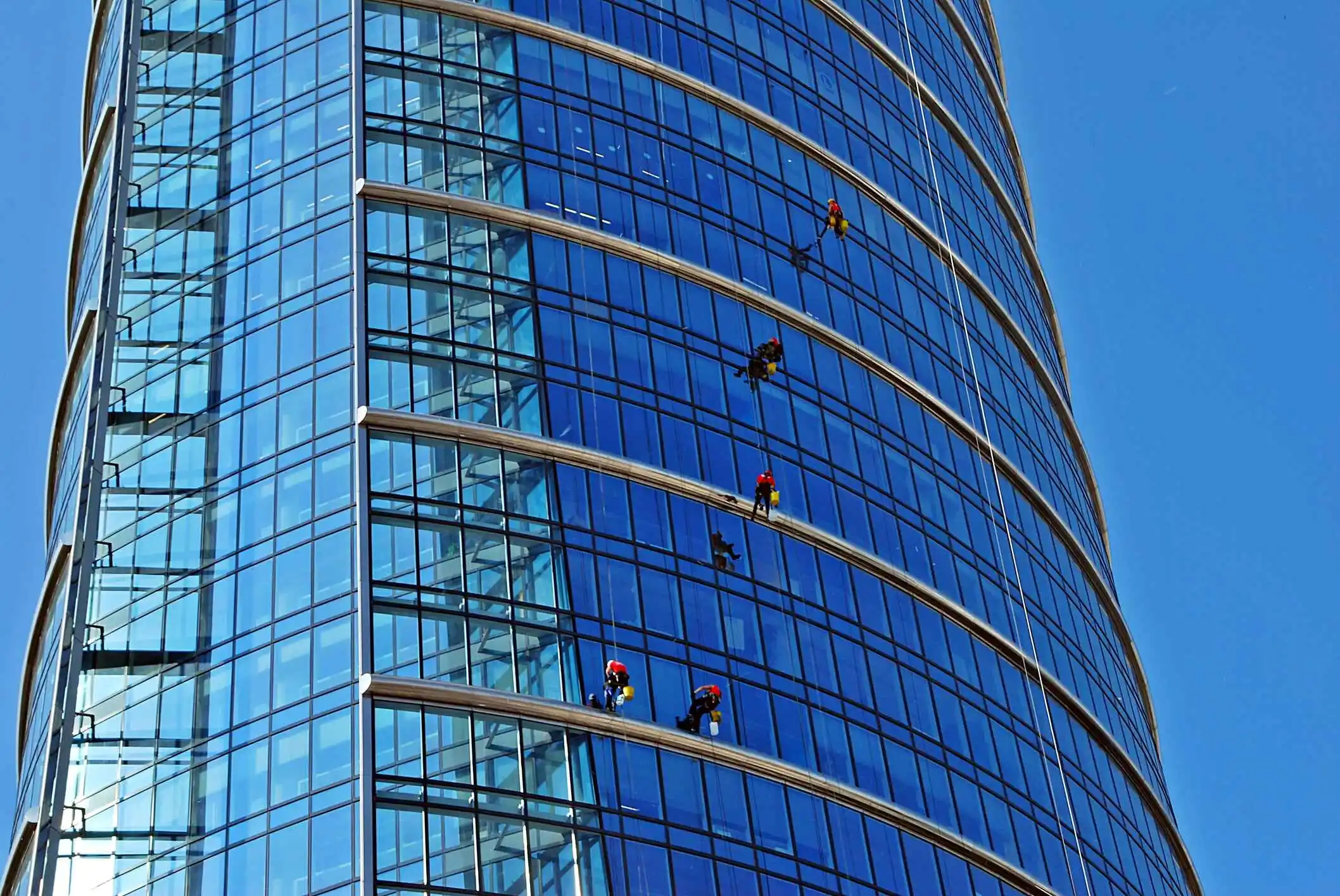 Vidrios sucios en edificio que necesitan limpieza profesional en altura