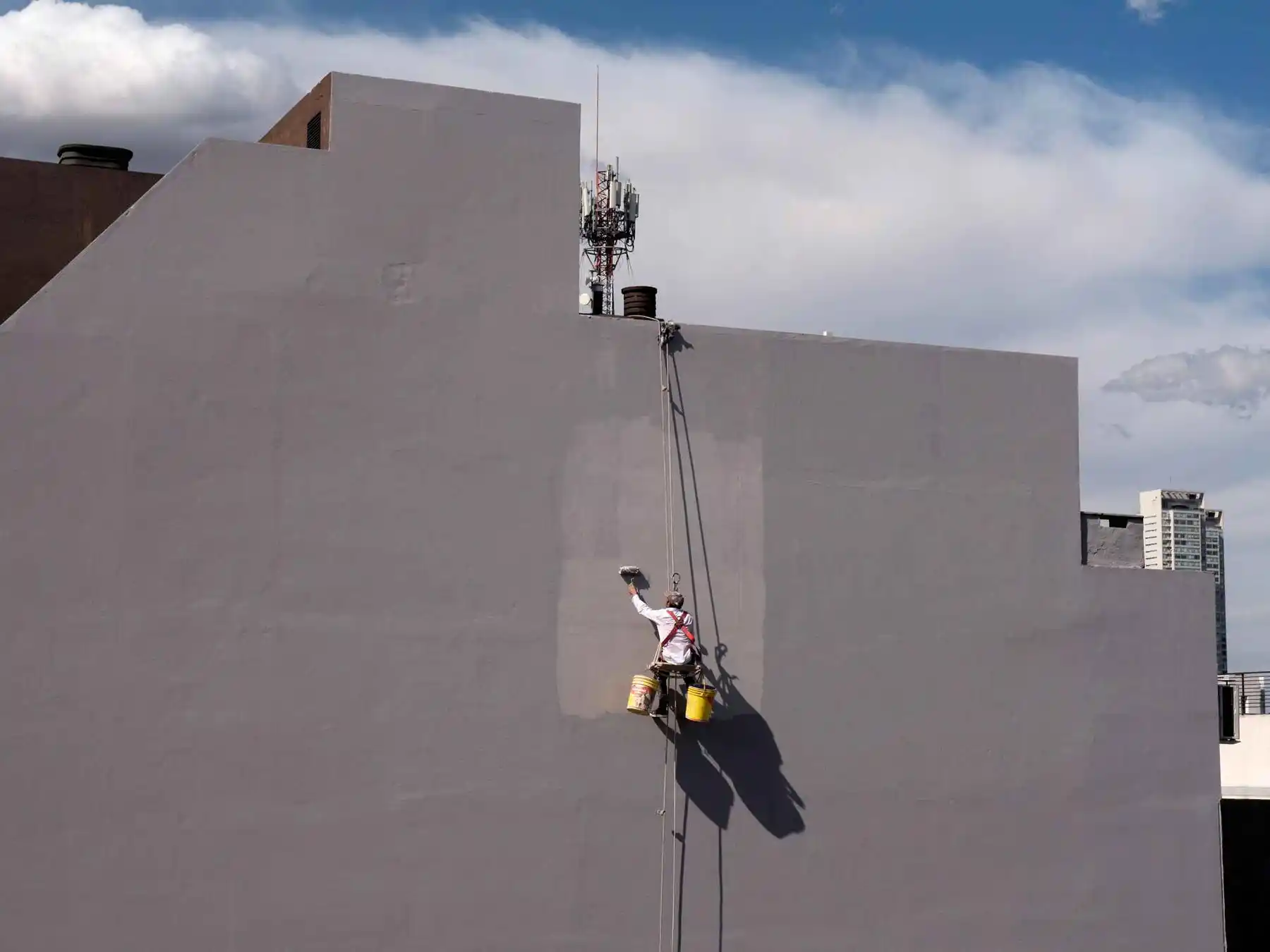 Equipo de Grupo Record realizando pintura de fachada en altura