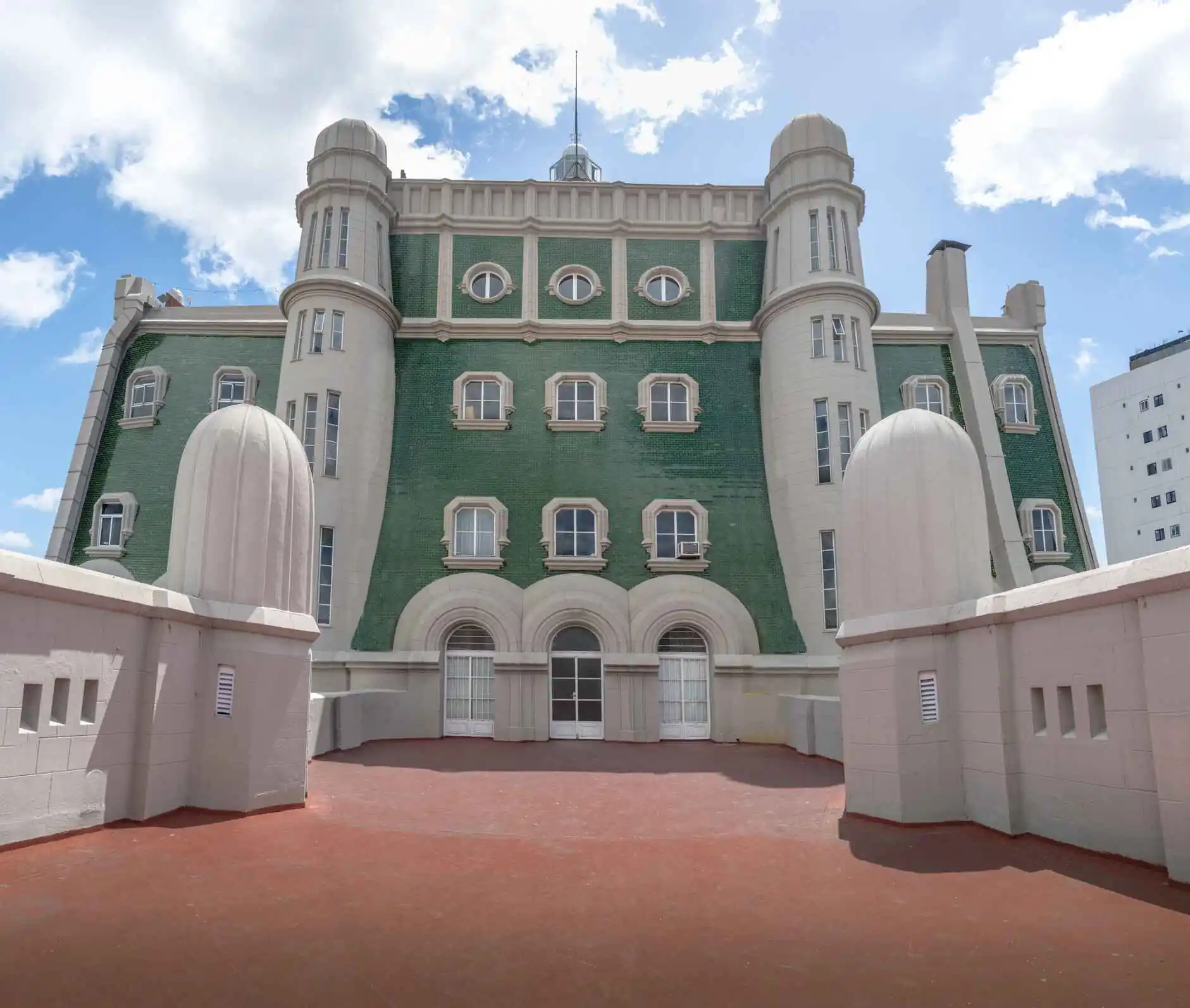 Equipo de Grupo Record aplicando impermeabilización en terraza